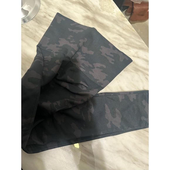 Spanx Leggings Black Camo Size Medium - Picture 4 of 7